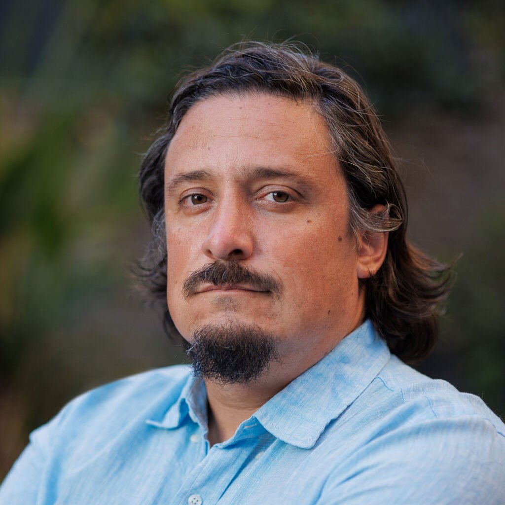Matías Asún liderando una reunión estratégica de Greenpeace Andino con equipos de Chile, Argentina y Colombia.