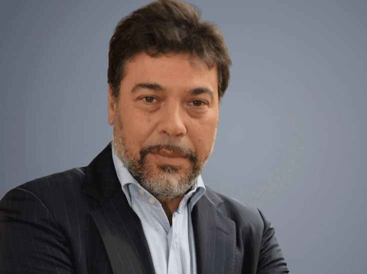 Alejandro Melamed hablando sobre liderazgo en una conferencia empresarial.