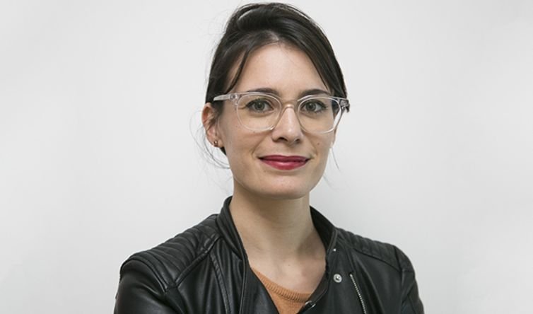Retrato de Melina Masnatta, educadora y líder en innovación tecnológica y equidad digital en América Latina.
