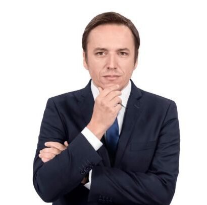 José del Río durante una entrevista en los estudios de LN+, con expresión atenta y fondo de pantallas informativas.