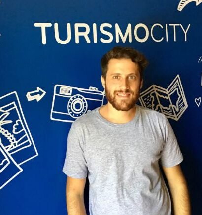 Julián Gurfinkiel en la oficina de Turismocity, trabajando en estrategias digitales para el sector turístico.