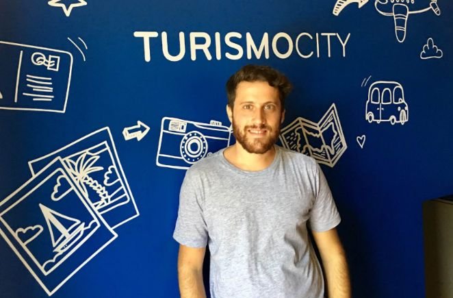 Julián Gurfinkiel en la oficina de Turismocity, trabajando en estrategias digitales para el sector turístico.