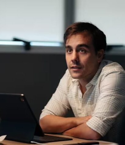 Retrato de Matías Imperiale, ingeniero agrónomo y cofundador de Agro Sustentable, durante una jornada técnica en campo con productores locales.