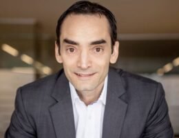 Retrato de Hernán Kazah, cofundador de Mercado Libre y socio en Kaszek Ventures, uno de los principales fondos de inversión en startups tecnológicas de América Latina.