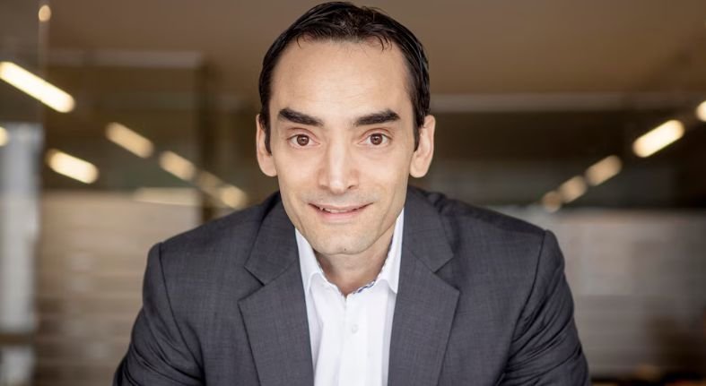 Retrato de Hernán Kazah, cofundador de Mercado Libre y socio en Kaszek Ventures, uno de los principales fondos de inversión en startups tecnológicas de América Latina.