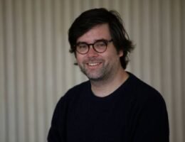 Retrato de Santiago Siri, emprendedor argentino y fundador de Democracy Earth, reconocido por su impulso a la democracia digital.