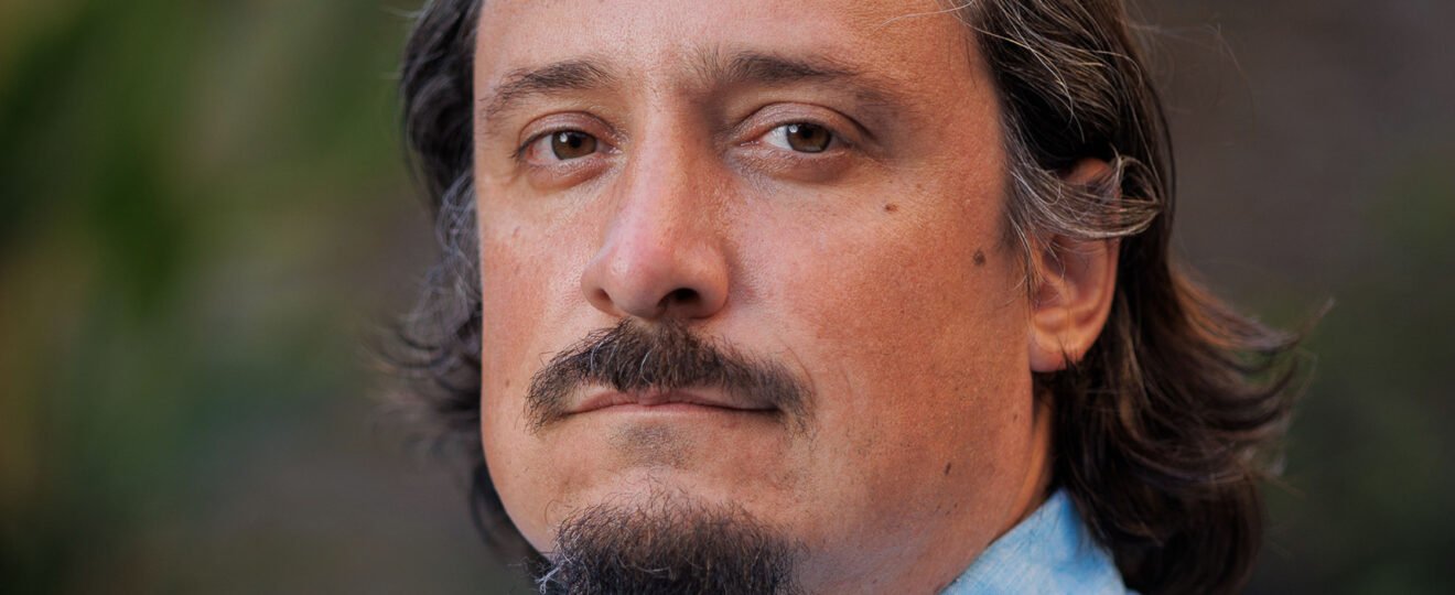 Matías Asún liderando una reunión estratégica de Greenpeace Andino con equipos de Chile, Argentina y Colombia.