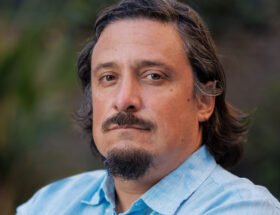 Matías Asún liderando una reunión estratégica de Greenpeace Andino con equipos de Chile, Argentina y Colombia.