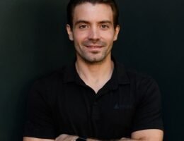 Guillermo Rauch, CEO de Vercel, hablando en una conferencia sobre desarrollo web e innovación tecnológica.