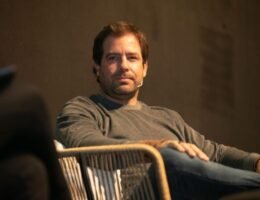 Patricio Jutard, emprendedor argentino y cofundador de MURAL y Newtopia VC, en una conferencia sobre innovación tecnológica.