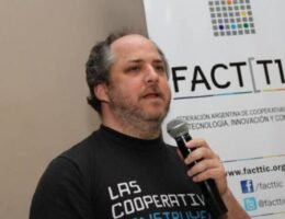 Leandro Monk en una charla sobre cooperativismo tecnológico y software libre en Buenos Aires.