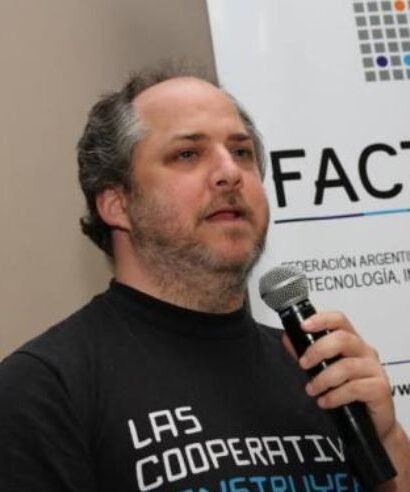 Leandro Monk en una charla sobre cooperativismo tecnológico y software libre en Buenos Aires.
