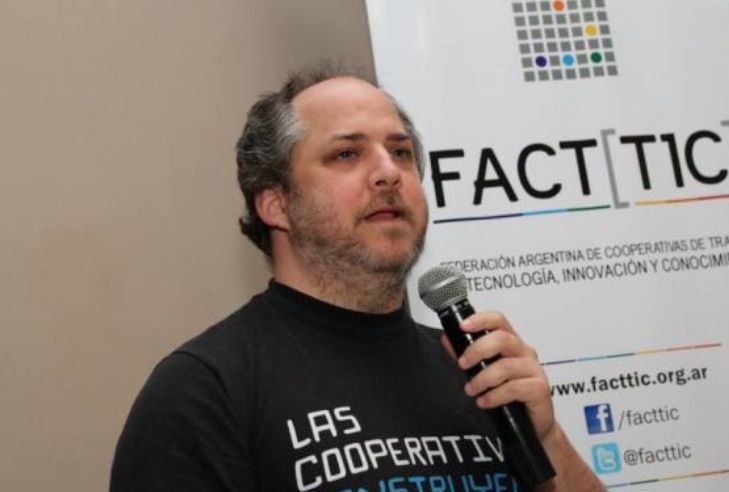 Leandro Monk en una charla sobre cooperativismo tecnológico y software libre en Buenos Aires.