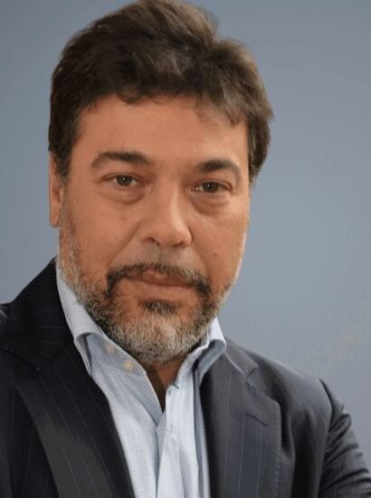 Alejandro Melamed hablando sobre liderazgo en una conferencia empresarial.