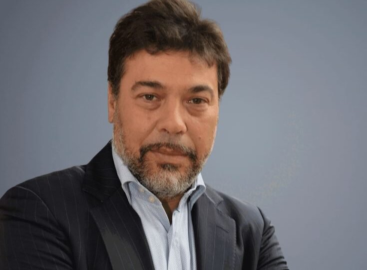 Alejandro Melamed hablando sobre liderazgo en una conferencia empresarial.