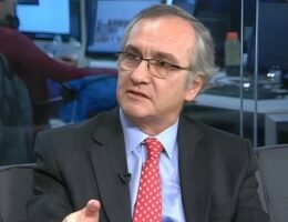 Guillermo Lipera en conferencia institucional como presidente de BYMA, vestido con traje oscuro, hablando frente a un atril.