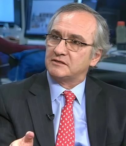 Guillermo Lipera en conferencia institucional como presidente de BYMA, vestido con traje oscuro, hablando frente a un atril.