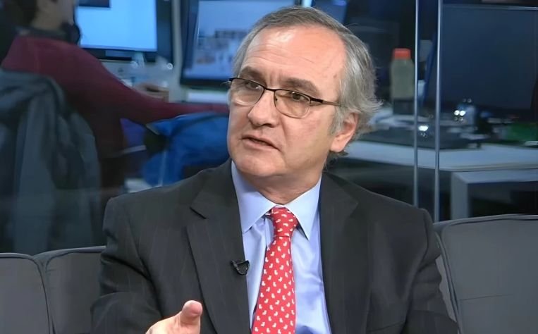 Guillermo Lipera en conferencia institucional como presidente de BYMA, vestido con traje oscuro, hablando frente a un atril.