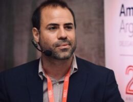 Luciano Crisafulli en una presentación sobre innovación pública y transformación digital en ciudades inteligentes.