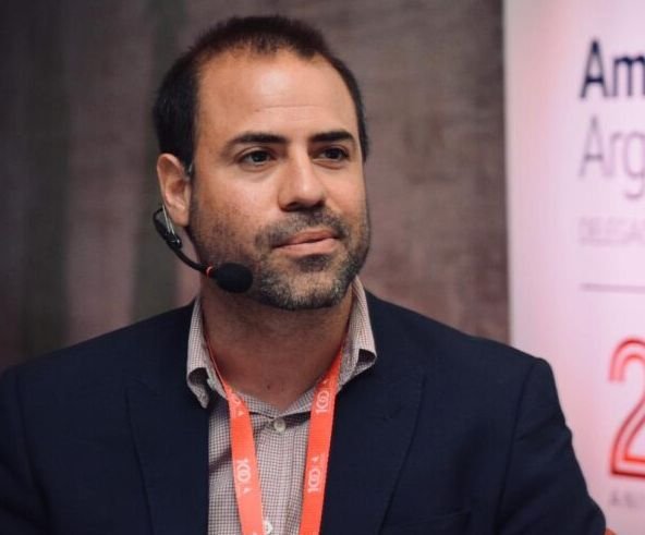 Luciano Crisafulli en una presentación sobre innovación pública y transformación digital en ciudades inteligentes.