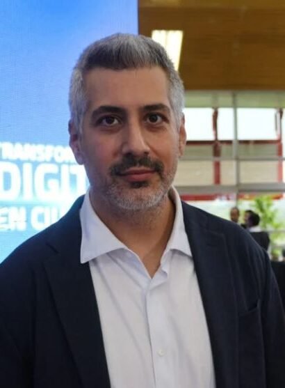 Daniel Abadie en una conferencia sobre gobierno digital, presentando innovaciones en servicios públicos.