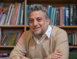 Leandro Cahn, Director Ejecutivo de Fundación Huésped, hablando en un evento sobre salud pública y derechos humanos.