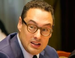 Retrato profesional de Leandro Cuccioli, líder argentino con trayectoria en el sector público y privado, actual ejecutivo de Mercado Libre.