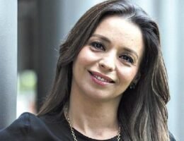 Mariana Zuvic durante una exposición legislativa en el Congreso Nacional de Argentina.