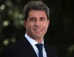 Retrato de Sergio Uñac, exgobernador de San Juan, durante una conferencia sobre desarrollo productivo.