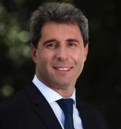 Retrato de Sergio Uñac, exgobernador de San Juan, durante una conferencia sobre desarrollo productivo.
