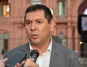 Cristian Ocampo en un campo agrícola supervisando maquinaria de precisión durante la cosecha