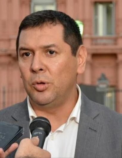 Cristian Ocampo en un campo agrícola supervisando maquinaria de precisión durante la cosecha