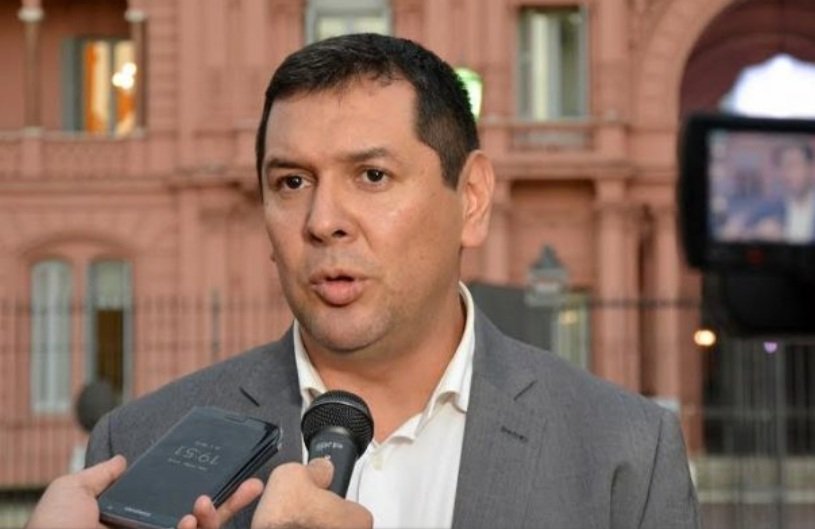 Cristian Ocampo en un campo agrícola supervisando maquinaria de precisión durante la cosecha