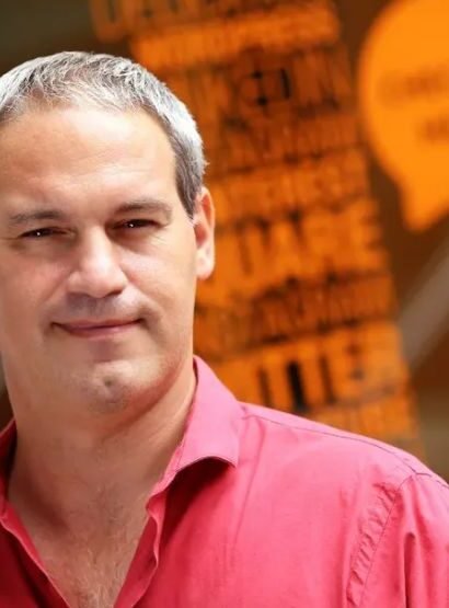 Ariel Arrieta hablando en una conferencia sobre emprendimiento tecnológico en América Latina.