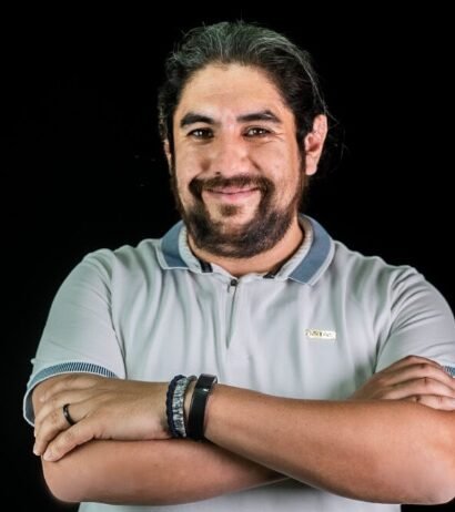 Christian Van Der Henst hablando en una conferencia sobre educación tecnológica en América Latina, con el logo de Platzi de fondo.