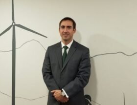 Retrato de Manuel Tagle, ejecutivo chileno del sector de energías renovables.
