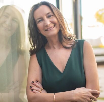 Andrea Grobocopatel en primer plano, mirando a cámara