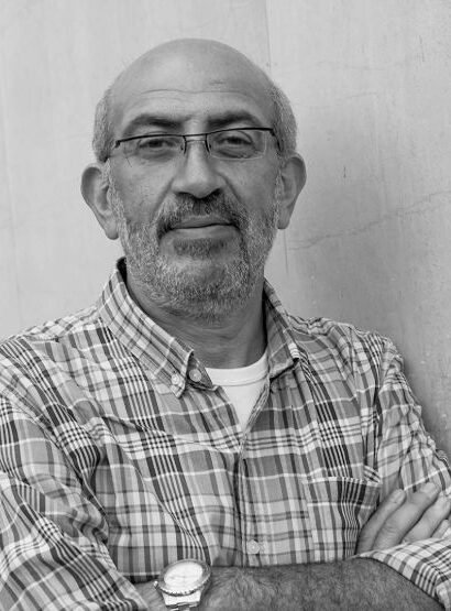 Guillermo Lipis en una entrevista radial, en plano medio y mirando a cámara.