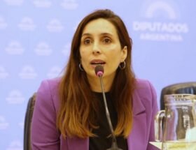 Florencia Lampreabe en el Congreso de la Nación durante una sesión legislativa