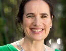 Carolina Biquard lidera Fundación Compromiso desde hace tres décadas, impulsando iniciativas culturales y sociales en América Latina.