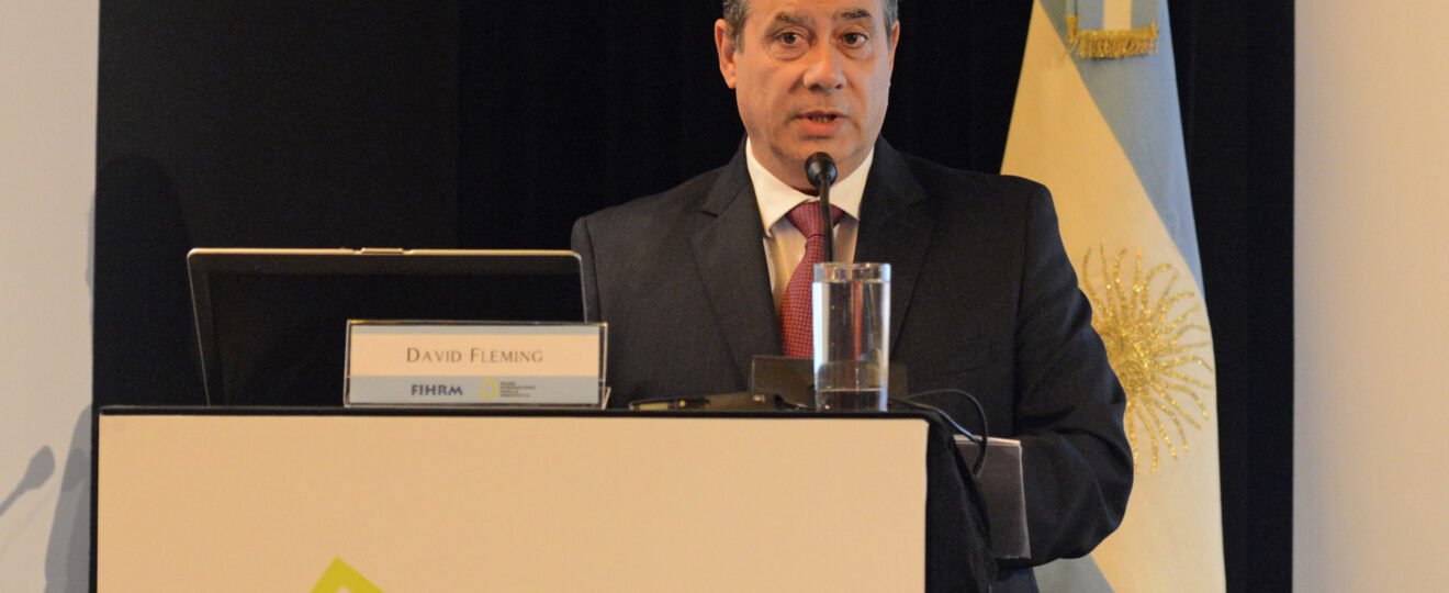 Guillermo Whpei, empresario social argentino, durante una presentación internacional sobre derechos humanos e instituciones para el cambio.