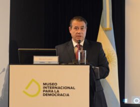 Guillermo Whpei, empresario social argentino, durante una presentación internacional sobre derechos humanos e instituciones para el cambio.