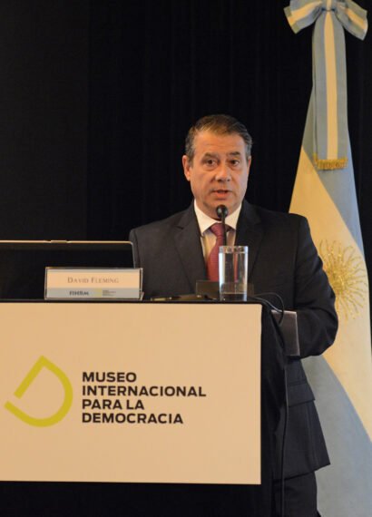 Guillermo Whpei, empresario social argentino, durante una presentación internacional sobre derechos humanos e instituciones para el cambio.